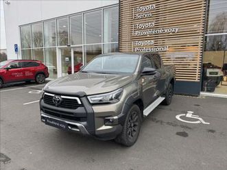 toyota hilux 2,8 at invincible