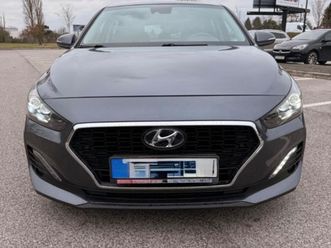 hyundai i30 fastback vo full výbave prvý majiteľ 98tis km za 13 333 €