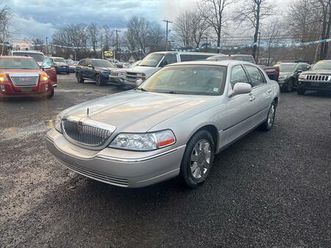 used 2005 lincoln town car signature