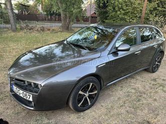 alfa romeo 159 sw 1.8 progression rozsda és tipushibáktol mentes. csak bele kell ülni és menni vele!