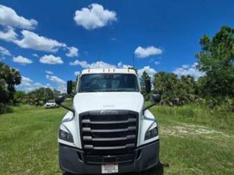 freightliner cascadia 2023 47 000 millas
