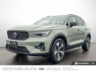 used 2025 volvo xc40 plus dark theme