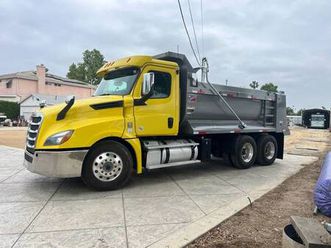 2019 freightliner cummins dump truck