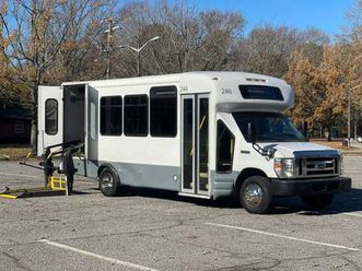 2011 ford e350 super duty passenger