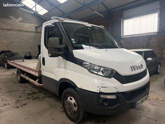 dépanneuse iveco 3.0 d 170 cv , année 11/2016 , clim , régulateur , vitre électrique , bluetooth , plateau coulissant