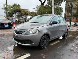 lancia ypsilon 1.0 firefly 5 porte s&s hybrid ecochic gold