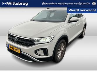volkswagen t-roc 1.0 tsi 110pk life / climate control / app. connect / dab+ / led / parkeersensoren v+a / 16
