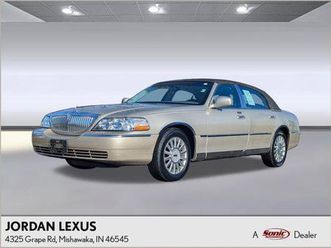 used 2004 lincoln town car signature
