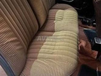 voiture de type peugeot 504, belle et propre