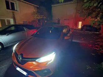 je vend ou cherche potentiellement à échanger cettte superbe voiture (clio 5 rs-line)