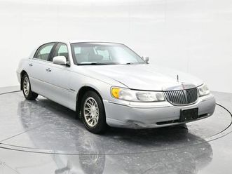 used 2002 lincoln town car signature