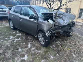 toyota auris 1.8-хибрид