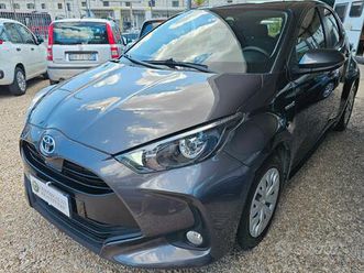 toyota yaris 1.5 hybrid 5 porte business