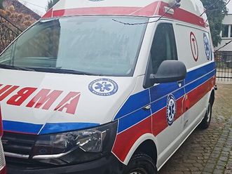 ambulans karetka volkswagen t6 przejscie auto form nosze fotel podjazd