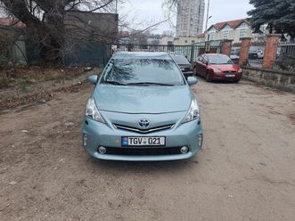 toyota prius v an. 2013