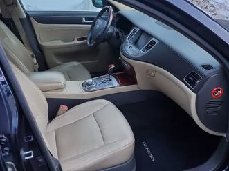 2013 genesis 3.8l technology nav, leather, 2 sets wheels!