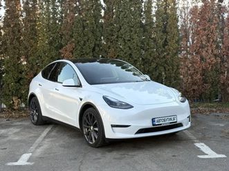 tesla model y .