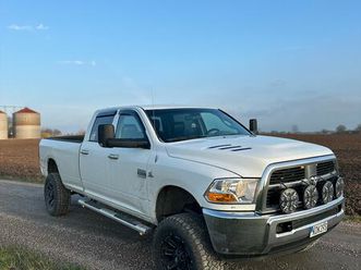 dubbelhytt 6.7 cummins 4x4 automatisk