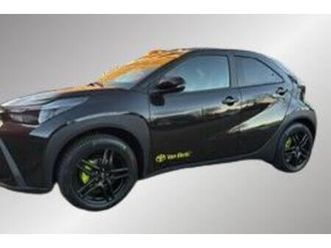 toyota aygo x hybrid 115 play green, lm velgen, getinte ramen, all season banden, groene remklauwen.