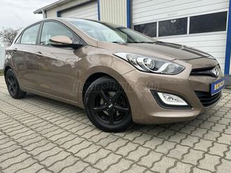 hyundai i30 1.4i go! brasil színes nagy navigáció-érintő kijelző-tolató kamera-led menet fény-szerviz könyv!