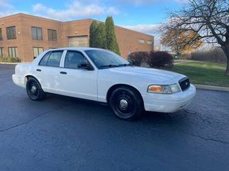 2010 ford crown vic (excellent condition/low miles/1 owner)