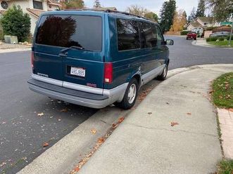 gmc safari passenger van. 2000
