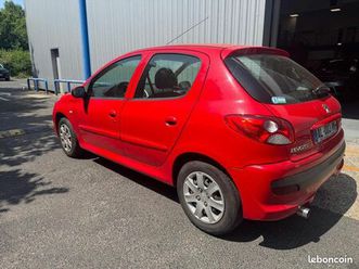 véhicule 206+ rouge