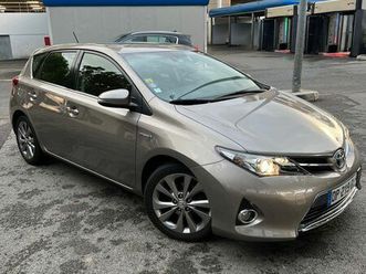 toyota auris hybrid 2015
