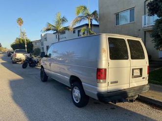 2007 ford e-250 v8 5.4liter van! clean!