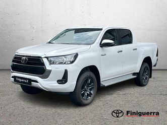 toyota hilux 2.d-4d 4wd porte double cab lounge nuova a civate