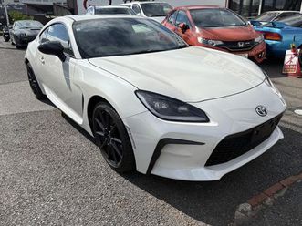 2024 toyota gr86 – only 2105 miles & pearl white!