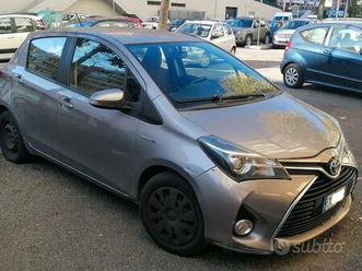 toyota yaris 1.5 hybrid 5 porte active