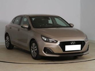 hyundai i30 fastback, 1.4 t-gdi, čr,2.maj, serv