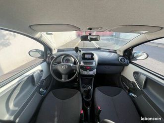 toyota aygo essence 70 ch boîte manuelle finition connect – navigation tomtom