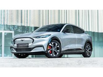 ford mustang mach e stand. range premium awd 330cv