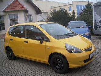 honda jazz 1.2 s my. 2005 szervizkönyv!