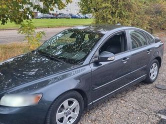 bonjour je vend ma volvo s40 1.6d 110 drive de 2010 gris métal intérieur noir cuivre voiture très propre intérieur et exterieur tout options sauf le toit ouvran