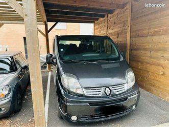 renault-trafic-passenger-black-edition