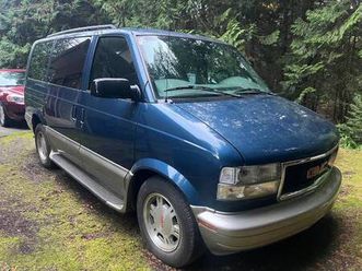 2005 gmc safari van (drives great/ low kilometres/ amazing shape)