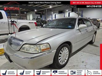 used 2005 lincoln town car signature