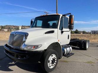 2018 intl 4300 low profile 19.5, air ride, cummins **make me a tow tru