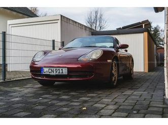 porsche 911 996 carrera (1999) in elegantem rot