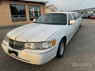 lincoln town car limousine 9 metri