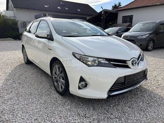 toyota auris touring sports 1.8 hsd lounge (automata) keyless/üvegtető/ülésfüt./radar/kamera/tempomat/bluetooth/park assist/valós km!!