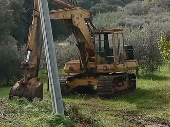 auto senza patente ed escavatore mf540