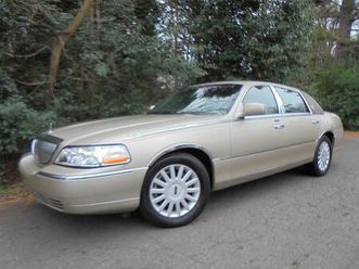 used 2005 lincoln town car signature limited