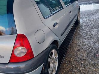 voitur je vends ma voiture ; elle est propre, son moteur est excellent et économe en carburant, et tous les papiers sont en règle