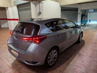 auris ii 2015 1.8h lounge cvt