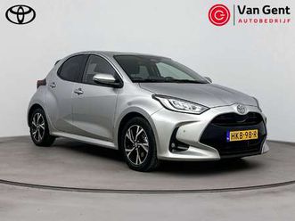toyota yaris 1.5 hybrid 115 dynamic | navigatie | dodehoek detectie | parkeersensoren voor/achter | stoel-/stuurverwarming | adaptive cruise | clima | keyless |