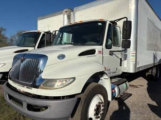 2016 international 4300 cummins diesel 26’ box truck